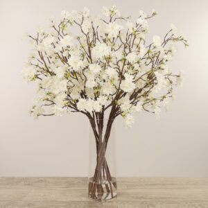 أزهار كرز صناعية في مزهرية زجاجية