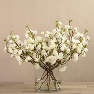 أزهار الكرز الاصطناعية في مزهرية زجاجية