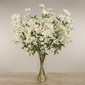 زهور السيراتوبيتالوم الاصطناعية في مزهرية زجاجية