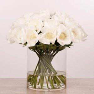 باقة أنيمون صناعية في مزهرية زجاجية