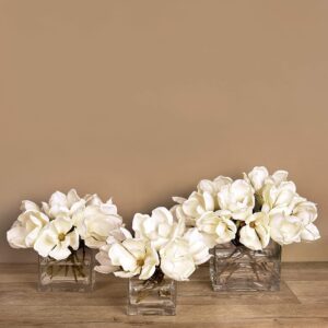 باقة ماغنوليا صناعية داخل مزهرية زجاجية