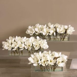 باقة ماغنوليا صناعية داخل مزهرية زجاجية