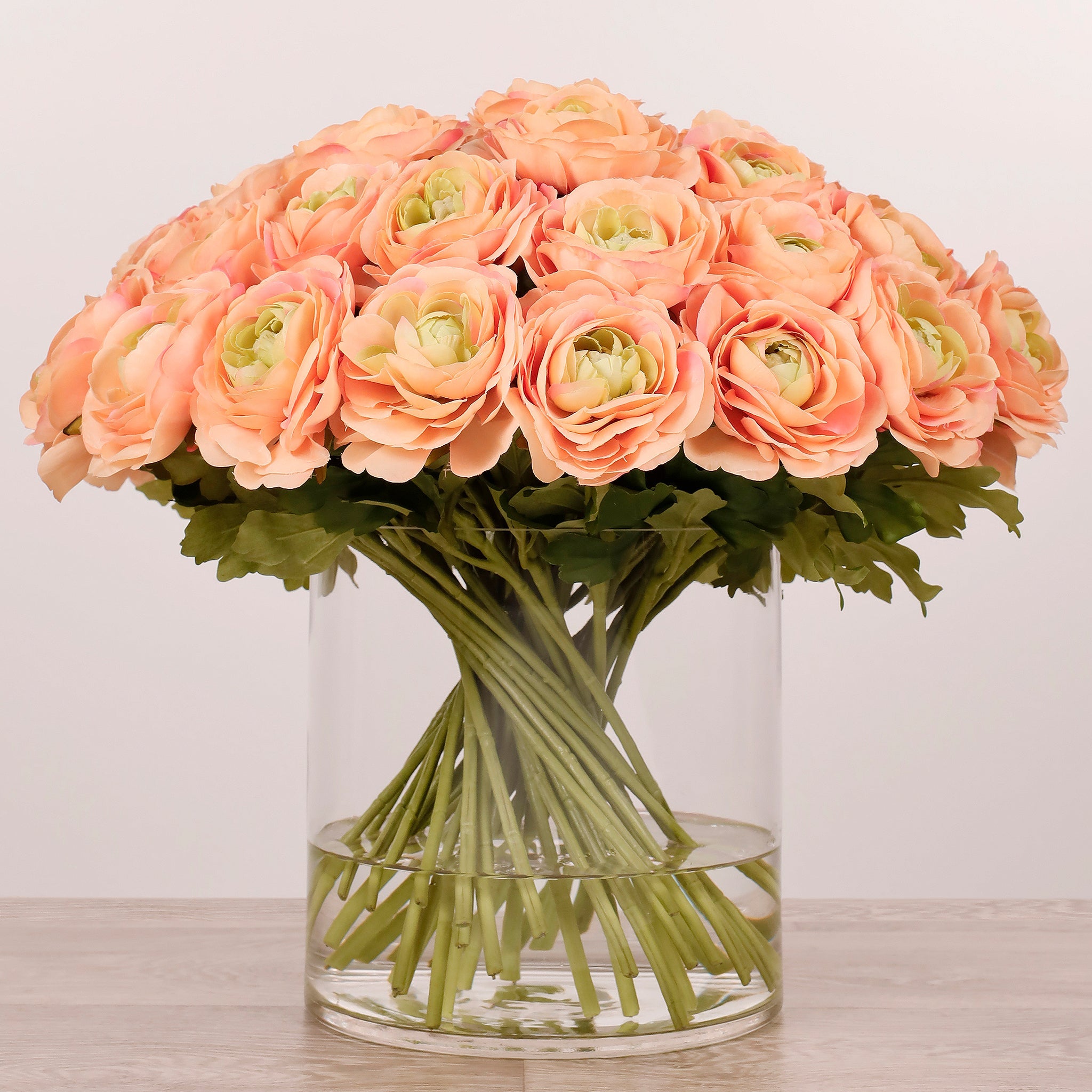 تنسيق أزهار الحوذان الاصطناعية في مزهرية زجاجية