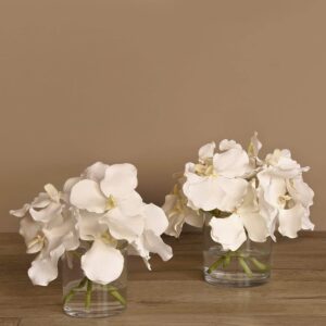 باقة فاندا صناعية في مزهرية زجاجية