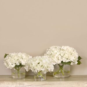 باقة هيدرانجيا صناعية في فازة زجاجية