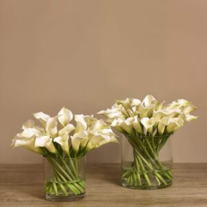 باقة زهور كالّا الاصطناعية في مزهرية زجاجية