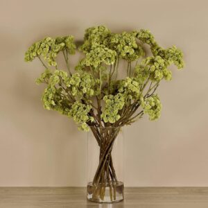 فروع سدم داخل مزهرية زجاجية