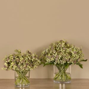 فروع سدم داخل مزهرية زجاجية