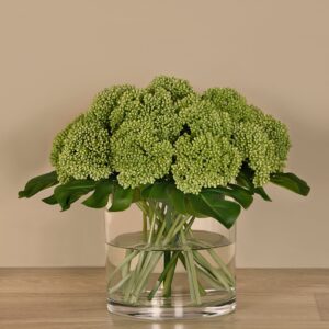 تشكيلة ثمار جميلة في مزهرية صناعية