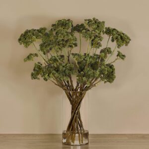 فروع سدم داخل مزهرية زجاجية