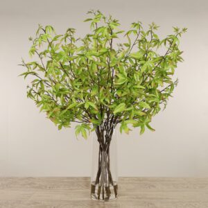 تنسيق زهور القفزات الاصطناعية في مزهرية زجاجية