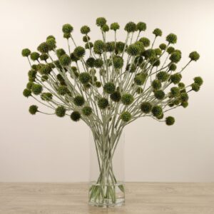 تنسيق زهور اصطناعية على شكل قنفذ بمزهرية زجاجية