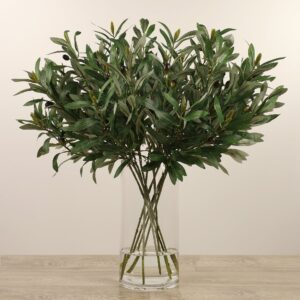 تنسيق زيتون اصطناعي في مزهرية زجاجية