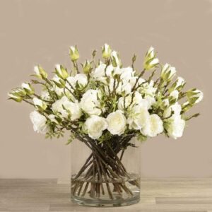 باقة ورد صناعي في مزهرية زجاجية