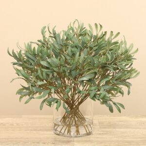 باقة أغصان الأوكالبتوس في مزهرية زجاجية