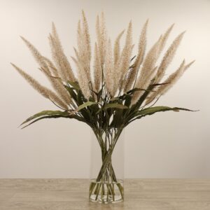 مزهرية زجاجية مع زهور بنسيتوم الاصطناعية