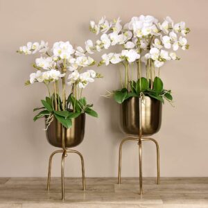 أوركيد صناعي في مزهرية ذهبية قائمة