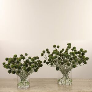 تنسيق زهور قنفذ صناعية في مزهرية زجاجية