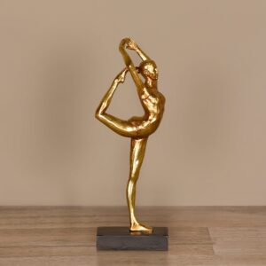 تمثال لاعبة يوغا على قاعدة