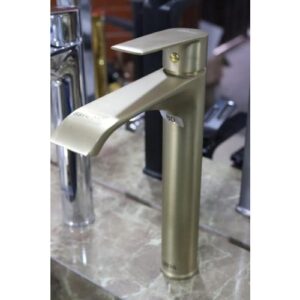 صنبور مغسلة طويل بتصميم عصري — ذهبي