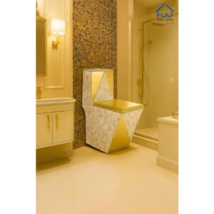 كرسي حمام أرضي ذهبي بتصميم هندسي عصري
