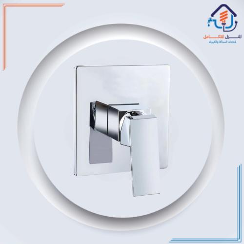 رأس دش مربع مخفي بطبقة كروم لامعة — تصميم معاصر