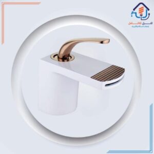 صنبور مغسلة قصير بتصميم عصري وطلاء كروم مقاوم للصدأ