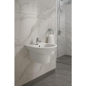 مغسلة حائطية بتصميم عصري باللون الأبيض