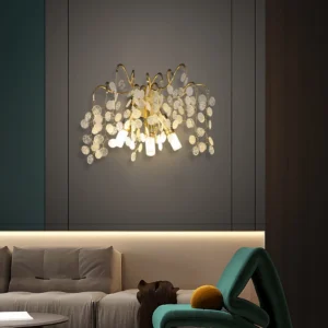 أبليك حائط مودرن ذهبي مع لمسات شفافة وبيضاء (3 لمبات E14)