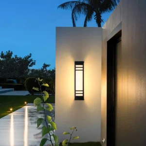 فانوس جداري أسود — إضاءة صفراء 30 واط