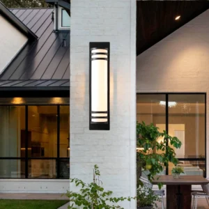 فانوس جداري أسود بإضاءة صفراء 30 واط