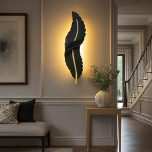 أبليك جداري عصري على شكل ريشة — أسود صغير (45×10 سم) بإضاءة صفراء دافئة