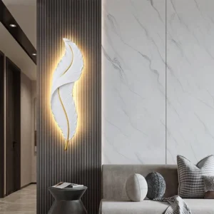 أبليك جداري عصري بتصميم ريش، أبيض، مقاس متوسط، إضاءة صفراء — 62 × 16 سم