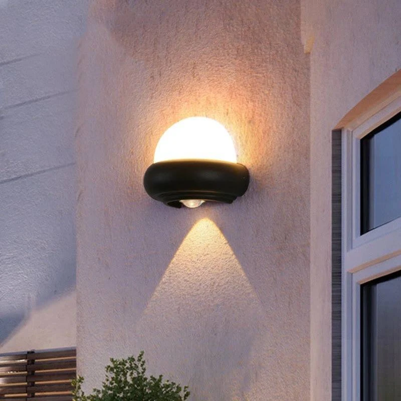 كشاف إضاءة خارجية للبوابة نصف بيضاوي 7 واط — ضوء أصفر وتصميم كلاسيكي أنيق