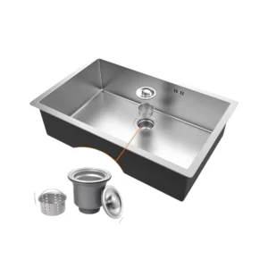 حوض مطبخ من الستانلس ستيل للتثبيت تحت السطح — مقاس 70×44 سم، بتشطيب سباكة وفلتر تصريف مدمج، سطح فضي لامع | Ebergriv