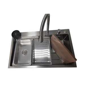حوض مطبخ ستانلس ستيل بطبقة نانو مقاومة للخدش 82×50 سم مع رشّاش وخلاط ومجموعة إكسسوارات كاملة — لون فضي للاستخدام العصري