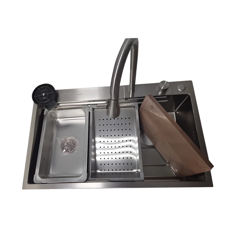 حوض مطبخ ستانلس ستيل بطبقة نانو مقاومة للخدش 82×50 سم مع رشّاش وخلاط ومجموعة إكسسوارات كاملة — لون فضي للاستخدام العصري