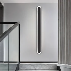 ابليك جداري مودرن بطول 90 سم — مسطرة سوداء مع إضاءة صفراء أنيقة