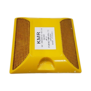 عاكس أرضي بلاستيكي أصفر عاكس للضوء ومصمم لتحمّل السيارات والمركبات | KMR