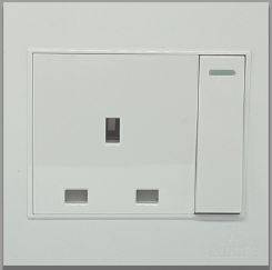 لوكسيفاي (LUXIFY) — مفتاح مفرد مع مقبس 13 أمبير، أبيض