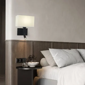 أبليك حائط فندقي أسود بإضاءة موجهة صفراء ومنفذي شحن USB وType‑C وقاعدة لمبة E14 واحدة