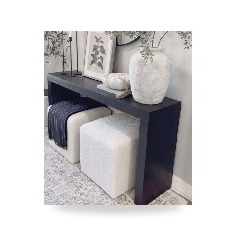 تتميز طاولة كونسول هيكوري هورايزون بتصميم Royal Furniture