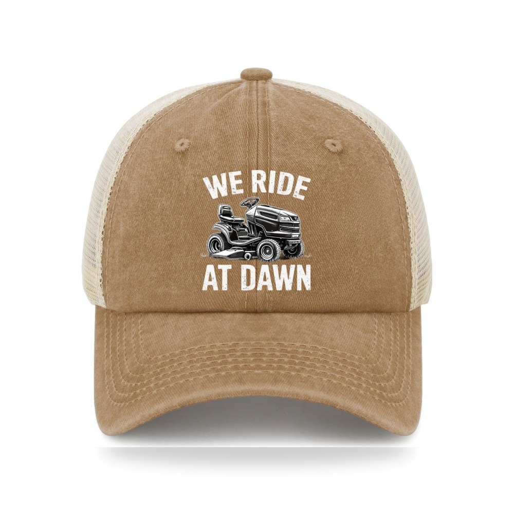 قبعة بعبارة We Ride at Dawn Lawn Mower قبعة
