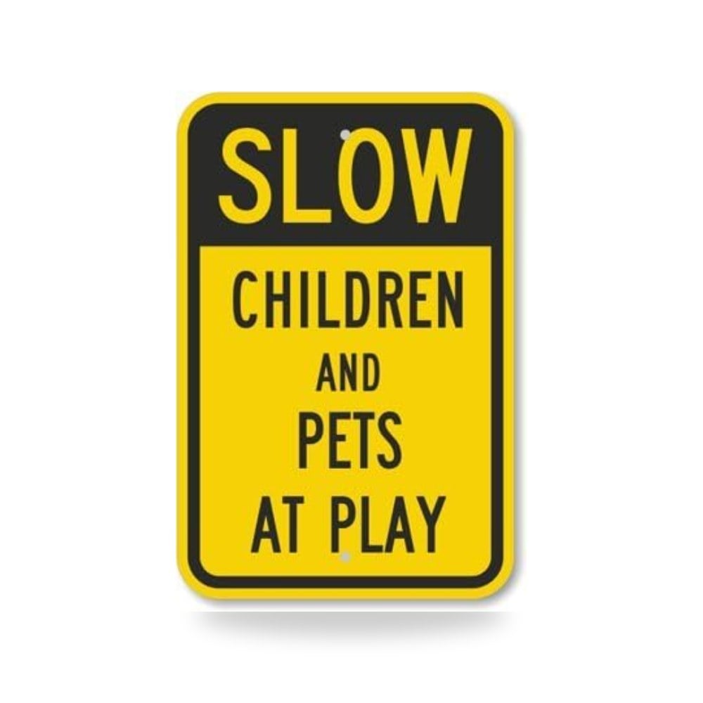 لافتة "Slow - Children And Pets At Play" من سمارت ساين