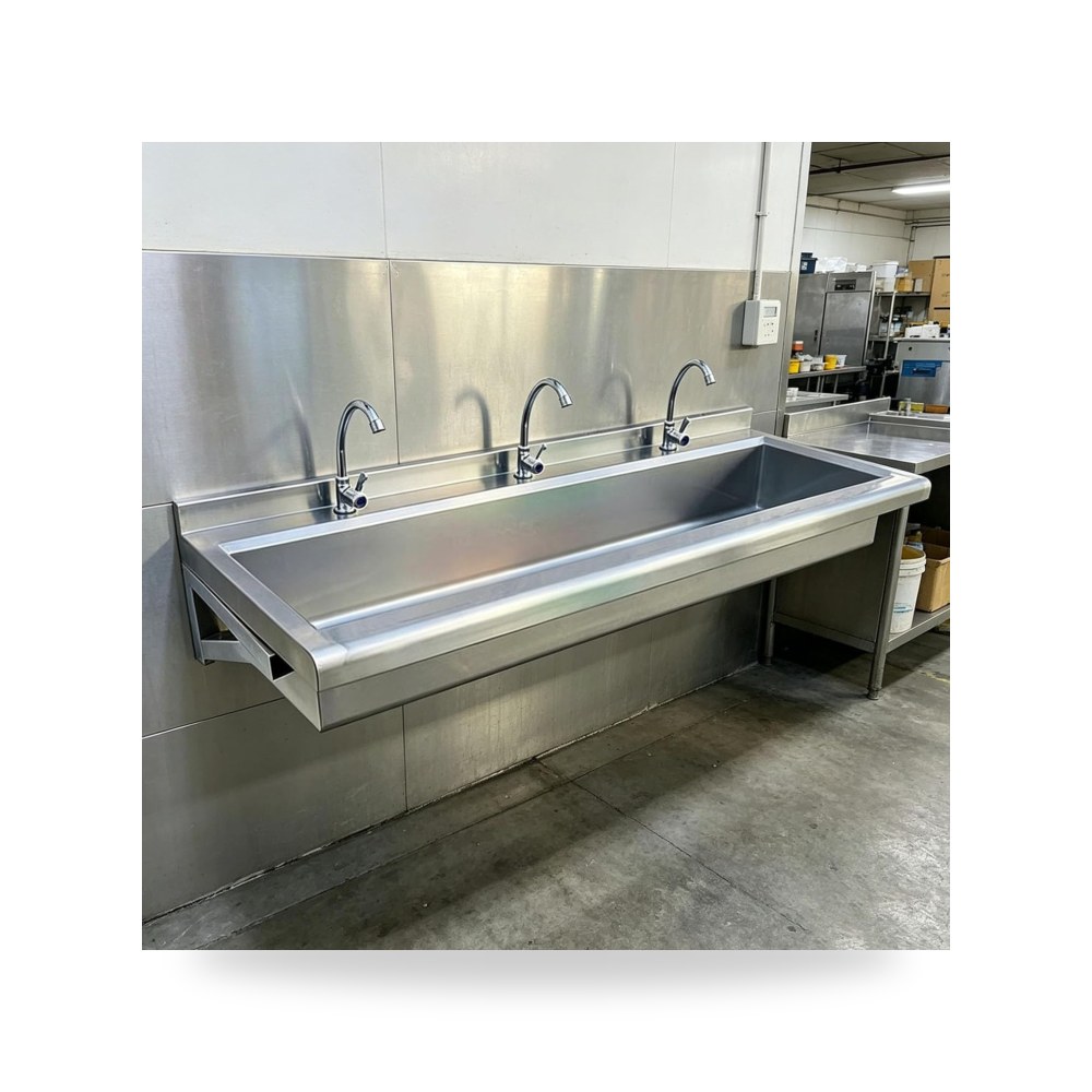 حوض غسيل يدوي من الستيل يثبت على الحائط مع صنبور، وعاء واحد