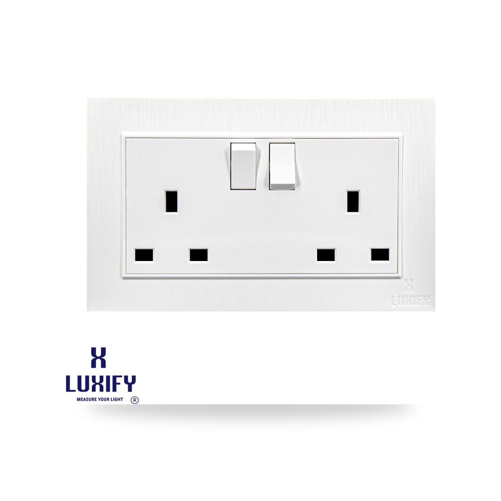 فيش ثلاثي 13A مزدوج أبيض كلاسيك 005593 لوكسيفاي (Luxify)